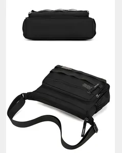 Dettaglio della borsa a tracolla nera impermeabile da uomo con multi-tasche funzionali