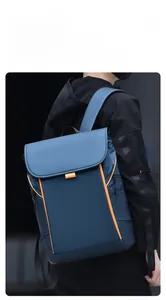 Détail du sac à dos bleu marine avec coutures orange contrastées et rabat de fermeture