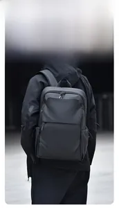 Vue détaillée du sac à dos d'affaires noir imperméable porté par un mannequin homme