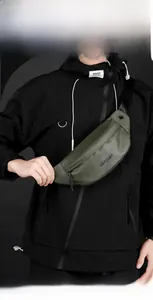Dettaglio del marsupio in pelle PU verde scuro con logo a rilievo e tracolla regolabile