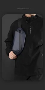 Détail du sac bandoulière techwear bleu marine avec boucle magnétique et rangement malin