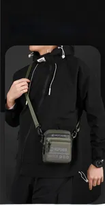 Detail der armeegrünen Nylon-Umhängetasche für Herren mit mehreren Reißverschlussfächern