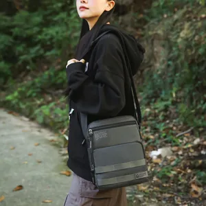 Borsa a tracolla da uomo impermeabile in nylon grigio scuro con tracolla regolabile