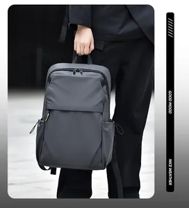 Détail d'un sac à dos professionnel gris foncé imperméable avec poche latérale à cordon