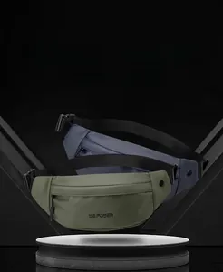 Dettaglio di marsupi impermeabili verde militare e blu scuro con cinghie regolabili
