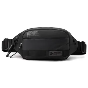 Sac banane noir en nylon avec sangle réglable et texte de marque de style urbain