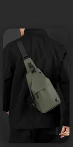Detail der armee-grünen wasserdichten Brusttasche mit USB-Anschluss und Gurt am Modell