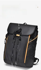 Test d'étanchéité du sac à dos noir pour homme avec des détails orange vif