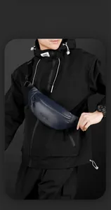 Dettaglio del marsupio sportivo blu navy con logo WEPOWER in rilievo e cinturino regolabile