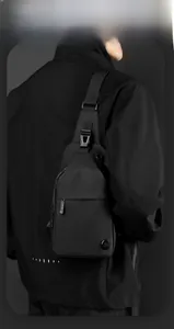 Details einer wasserdichten schwarzen Herren-Brusttasche mit Reißverschluss und Schnalle