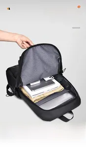 Vue détaillée de l'intérieur du sac à dos pour ordinateur avec compartiments multiples