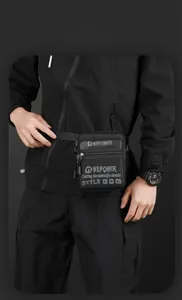 Detail einer schwarzen Nylon-Umhängetasche mit mehreren Reißverschlussfächern und Stauraum