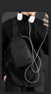 Detail einer wasserdichten schwarzen Crossbody-Brusttasche mit verstellbarem Gurt