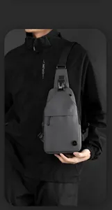 Detailaufnahme der wasserdichten grauen Brusttasche mit USB-Ladeanschluss für Herren