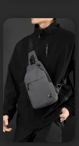 Detailansicht der dunkelgrauen wasserdichten Herren-Brusttasche mit USB-Ladeanschluss