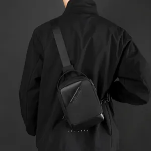 Borsa a tracolla nera impermeabile da uomo con cinghia regolabile e trama in nylon