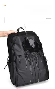 Sac à dos pour ordinateur portable montrant un tissu imperméable avec gouttelettes d'eau