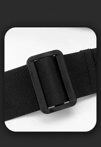 Détail de la bandoulière en nylon haute densité avec boucle de réglage noire mate du sac