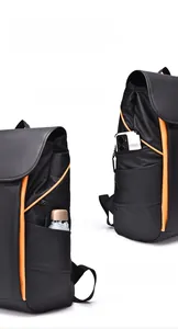 Détail des poches latérales du sac à dos avec rangement pour téléphone et parapluie