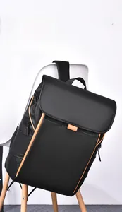 Détail du sac à dos noir mat imperméable avec bordure orange contrastée et rabat de fermeture