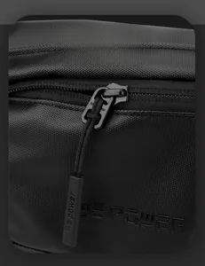 Dettaglio del marsupio sportivo nero con cerniera in metallo e logo del marchio WEPOWER