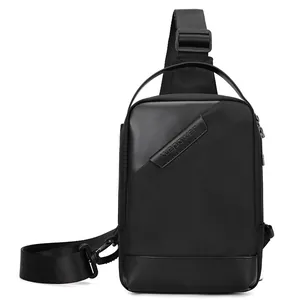 Borsa a tracolla da uomo nera impermeabile in nylon con eleganti dettagli in pelle
