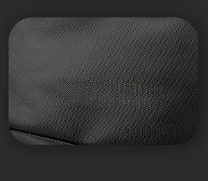 Dettaglio del marsupio sportivo nero con trama intrecciata e logo WEPOWER a rilievo