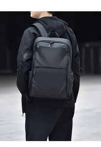 Vue arrière d'un sac à dos professionnel noir minimaliste et étanche porté par un mannequin
