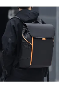 Vue détaillée du sac à dos noir imperméable avec coutures et détails orange vif