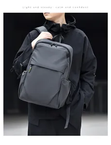 Détail du sac à dos pour ordinateur gris foncé avec texture imperméable et zips jaunes