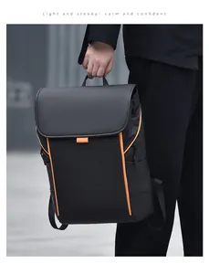 Détail du sac à dos d'affaires noir avec bordures orange et revêtement mat hydrofuge