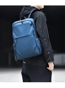 Sac à dos pour ordinateur bleu marine résistant à l'eau porté par un mannequin en ville