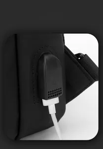 Detail der externen USB-Ladebuchse und des wasserdichten Nylongewebes der Brusttasche