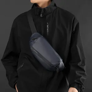 Sac bandoulière tactique bleu marine avec sangle réglable et tissu imperméable texturé