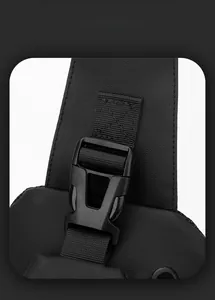 Detailansicht der wasserdichten schwarzen Brusttasche mit robuster Schnalle und Naht