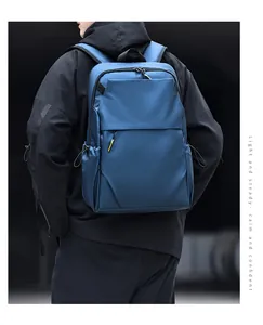 Vue de dos d'un sac à dos d'affaires bleu marine imperméable pour ordinateur portable