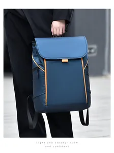Détail d'un sac à dos d'affaires bleu marine avec liseré orange et texture mate