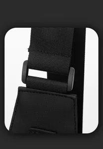 Detail des verstellbaren Nylongurts und Wabenstoffes der wasserdichten Brusttasche