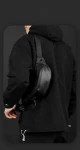 Dettaglio del tessuto in nylon nero opaco idrorepellente e logo WEPOWER sul marsupio