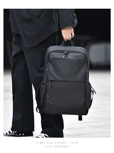 Gros plan d'un sac à dos d'affaires noir mat imperméable avec fermeture éclair cachée