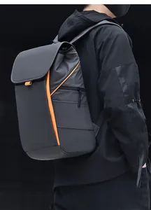 Détail du sac à dos de transport avec lignes orange élégantes sur tissu gris foncé imperméable