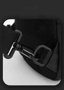 Detail von Kunststoff-Drehhaken und atmungsaktivem Netz an schwarzer Umhängetasche