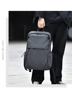 Détail du sac à dos professionnel gris foncé résistant à l'eau avec design minimaliste