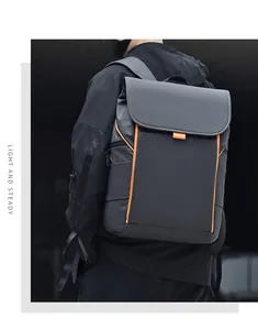 Détail du sac à dos professionnel gris foncé avec surpiqûres orange sur tissu étanche