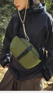 Dettaglio della borsa a tracolla verde militare con fibbia di sicurezza e nylon resistente