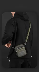 Nahaufnahme der militärgrünen Umhängetasche mit verstellbarem Gurt und Mehrlagen-Taschen