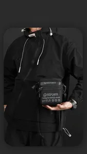 Detailaufnahme der schwarzen Umhängetasche am Model mit WEPOWER-Logo und robuster Textur