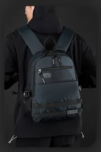 Nahaufnahme der wasserabweisenden Nylonstruktur und des Logos auf dem blauen Business-Rucksack