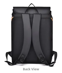 Détail du dos ergonomique en maille respirante et coutures orange sur le sac à dos noir