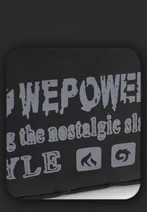 Nahaufnahme von schwarzem Webstoff und grauem WEPOWER-Logo-Siebdruck auf der Herren-Umhängetasche